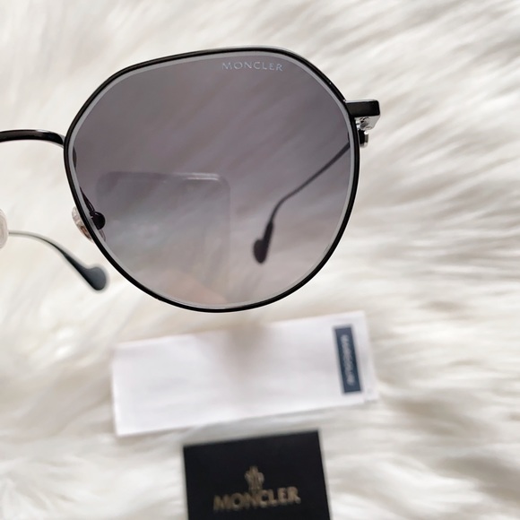Luxury Moncler Sunglasses - Picture 6 of 8